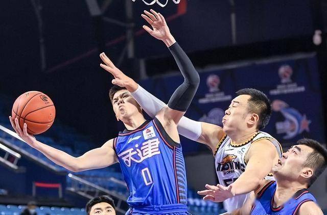 合同到期，余嘉豪下家3选1，张庆鹏上任北控，勇士悍将加盟中国(浙江队余嘉豪简历)