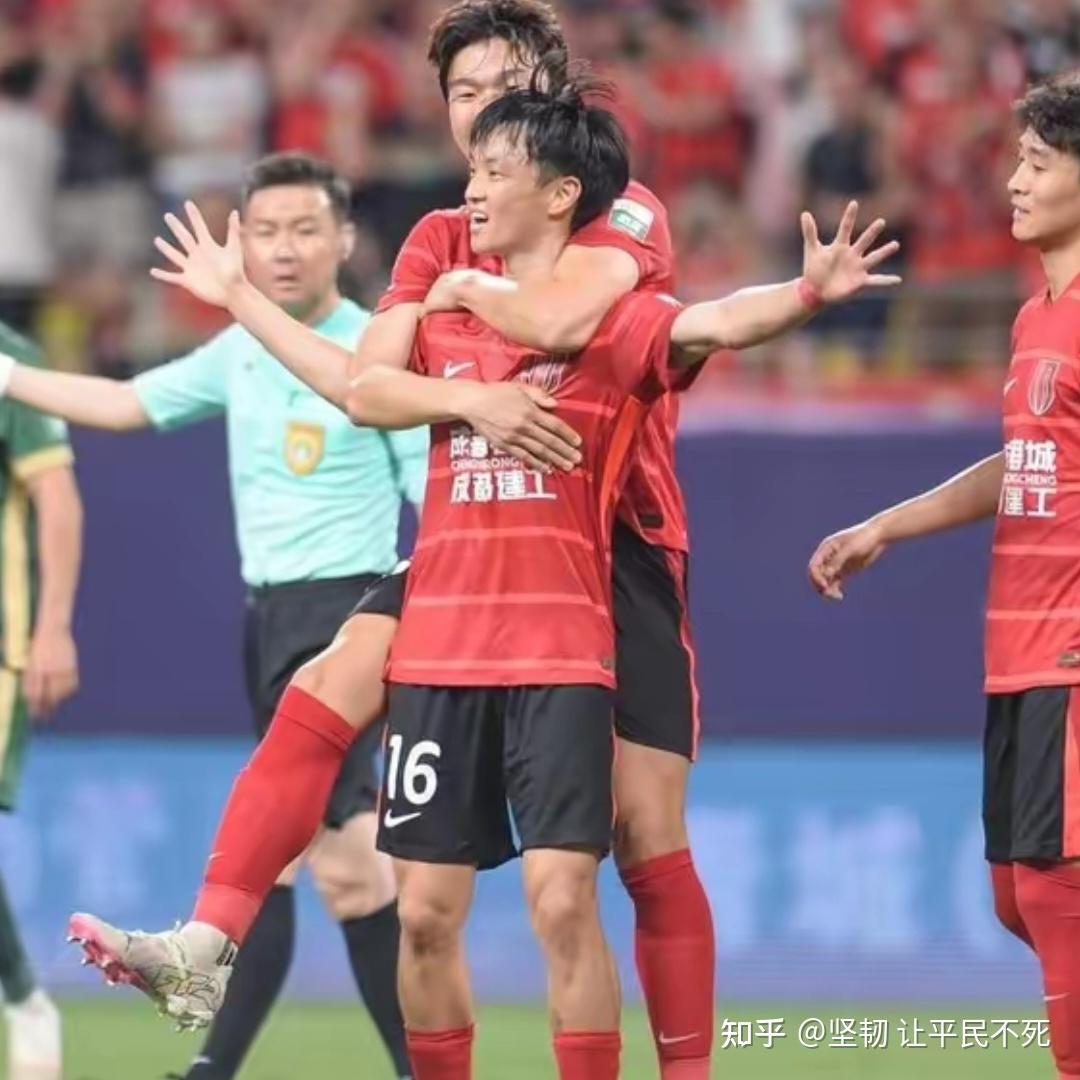 泰国联赛踢不了，回到国内踢野球！国足未来中锋，26岁就要退役？(国足归化球员名单)